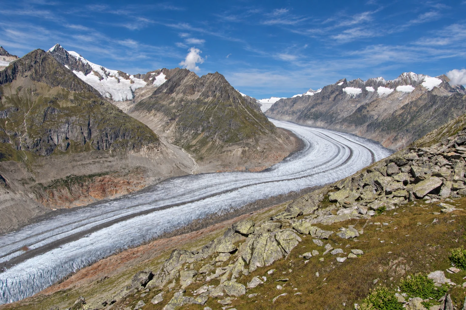 Der Aletschgletscher zieht in weitem Bogen zwischen den Bergen hindurch