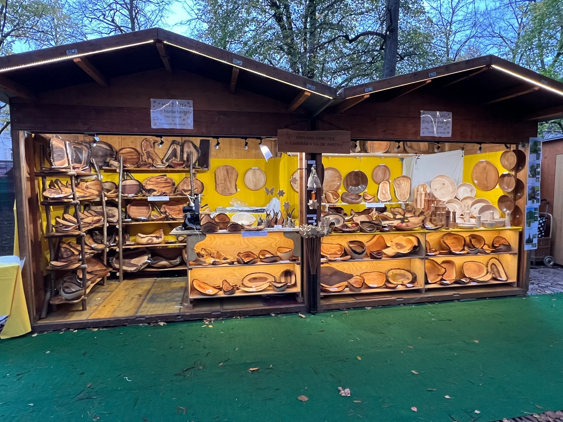 Der gemeinsame Marktstand mit Holzengeln und Sternen in der Mitte