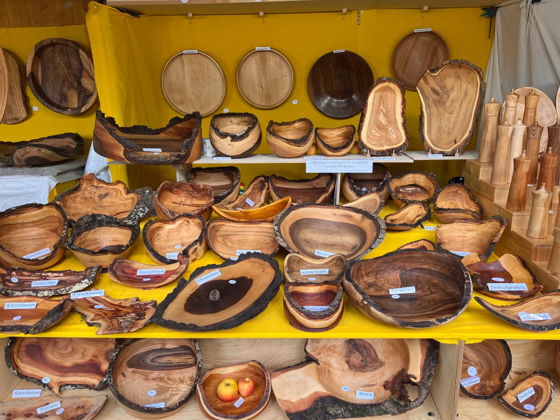 Naturrandschalen mit kräftigen Maserungen in der Auslage am Marktstand